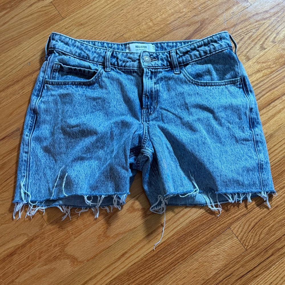 Hollister Low-Rise Baggy Denim Shorts Size 10 30 Long Light Wash Blue Raw Hem